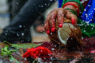 नारियल फोड़ने से बरसती है देवी लक्ष्मी (Devi Lakshmi) की कृपा? जानें इसकी रहस्यमयी शक्ति!