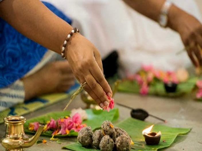 अमावस्या पर भूलकर भी न करें ये गलतियाँ! जानिए पितृ तर्पण (Pitru Tarpan) और दान का रहस्य जो बदल सकता है आपकी किस्मत!
